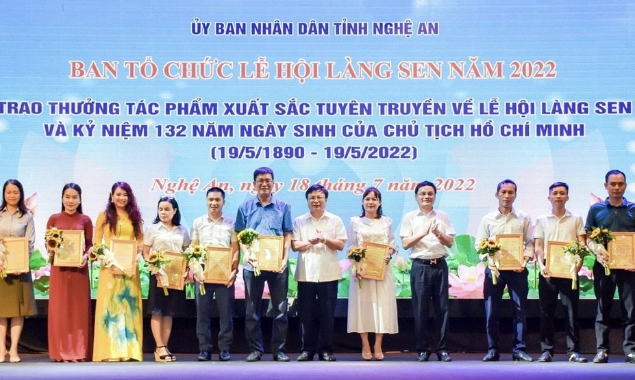 “Về nơi Người sinh ra”, phóng sự của Báo Xây dựng được trao thưởng Tác phẩm xuất sắc Lễ hội Làng Sen năm 2022