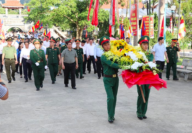 thu tuong chinh phu dang huong tuong niem cac anh hung liet sy tai nghia trang quoc te viet lao