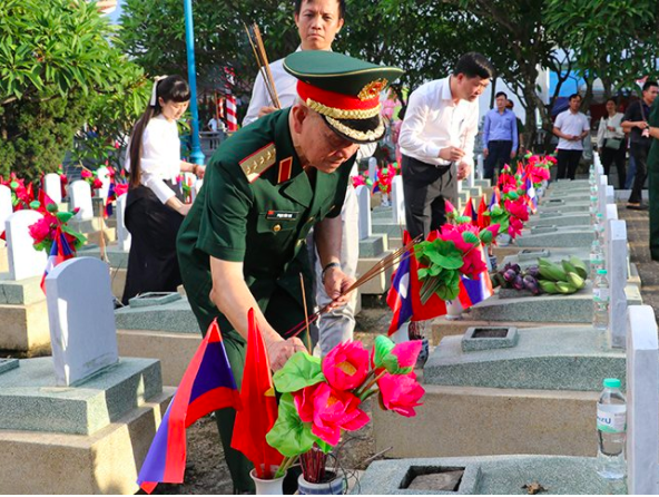 thu tuong chinh phu dang huong tuong niem cac anh hung liet sy tai nghia trang quoc te viet lao