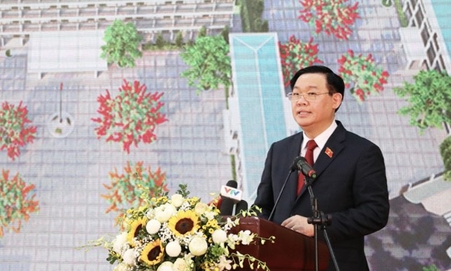 Chủ tịch Quốc hội Vương Đình Huệ dự Lễ khai giảng năm học mới tại trường THPT Kỳ Sơn