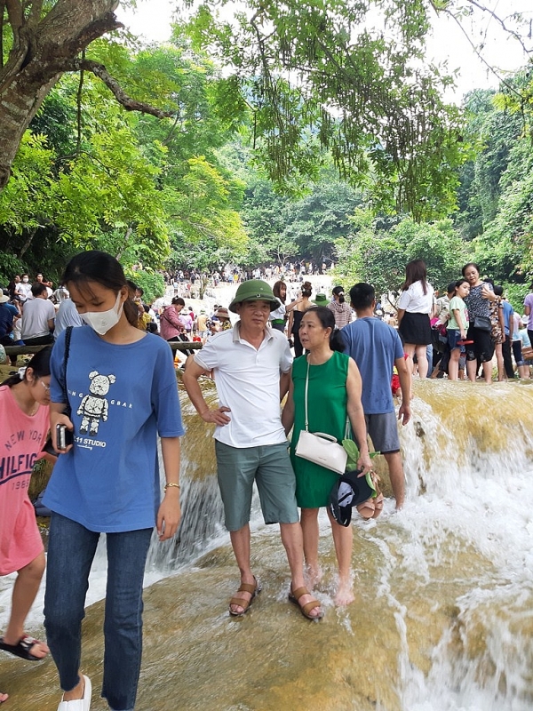 thanh hoa hang van nguoi do ve diem du lich thac may trong ky nghi le