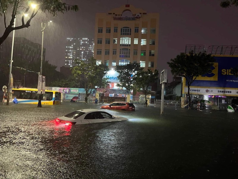 mua nhu trut nuoc da nang ngap chua tung co