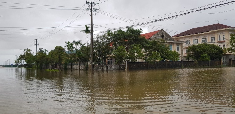 thua thien hue hon 11 nghin ngoi nha bi ngap lut nhieu tuyen pho bien thanh song