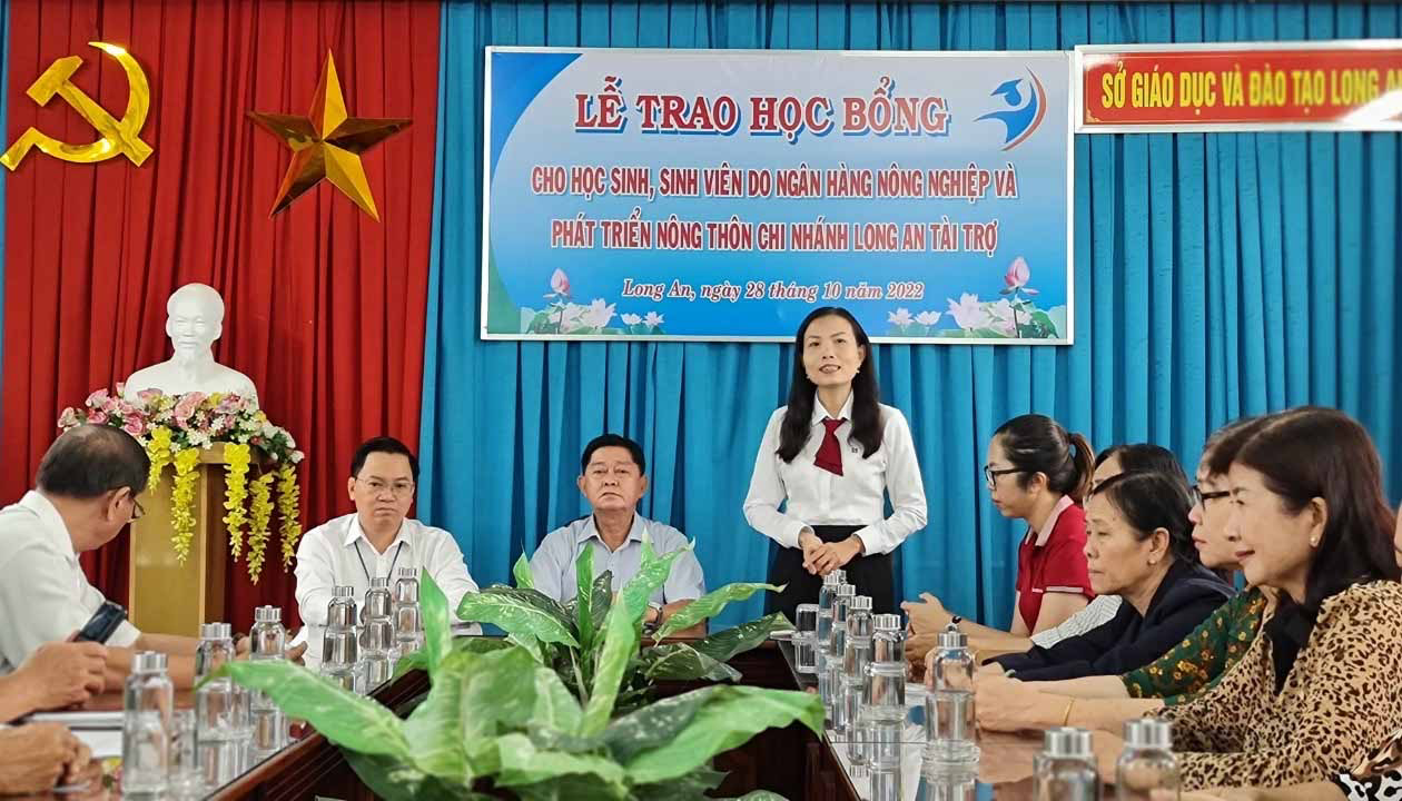 agribank chi nhanh tinh long an trao tang hoc bong tri gia 300 trieu dong cho hoi khuyen hoc