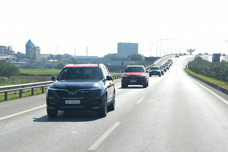 gan 100 xe vinfast khoi dong hanh trinh 1000km chinh phuc dia dau to quoc