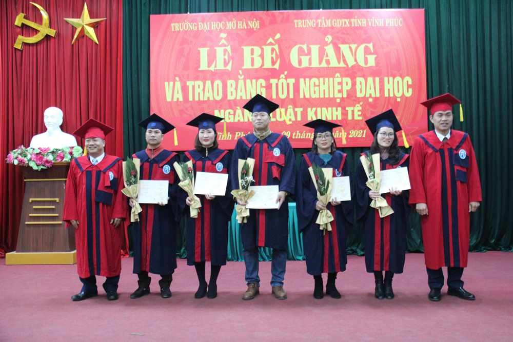 Vĩnh Phúc: 29 học viên được trao bằng tốt nghiệp cử nhân Luật Kinh tế - Đại học Mở Hà Nội