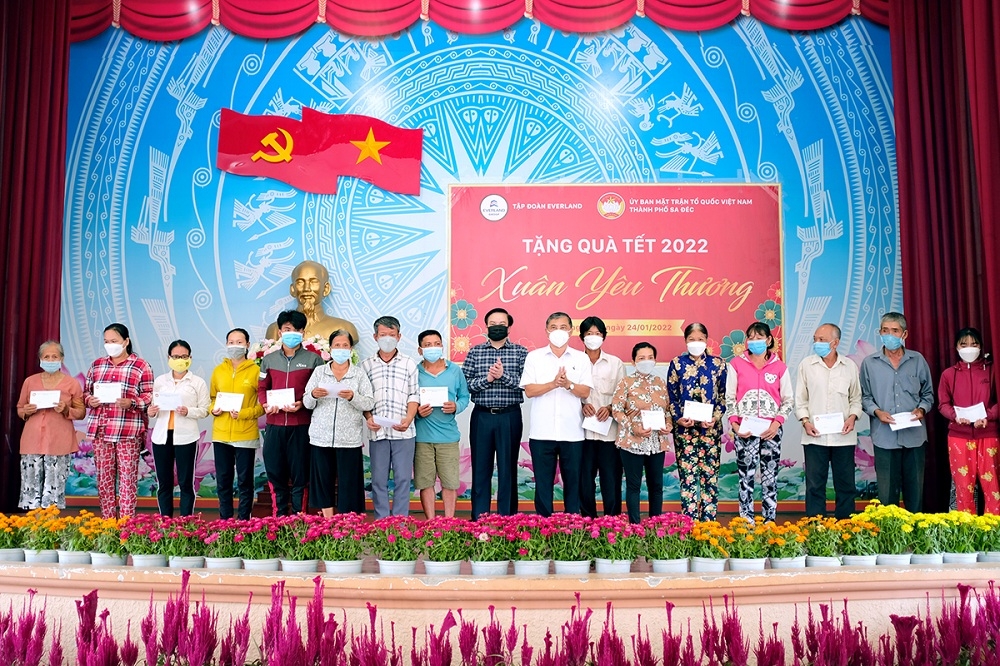 dong thap tap doan everland tai tro duong hoa xuan va tang qua cho nguoi ngheo tet nham dan