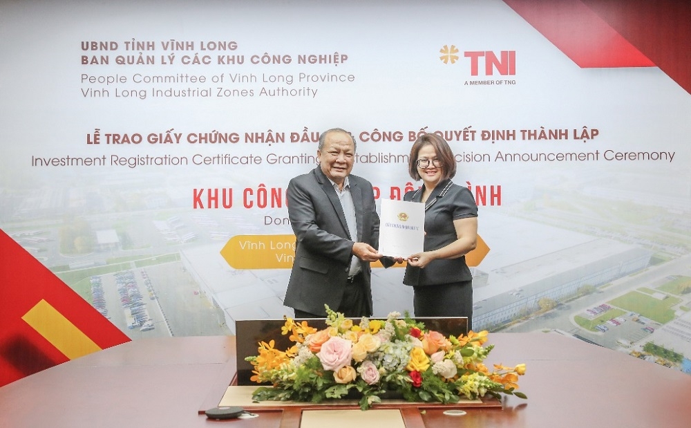 Trao giấy chứng nhận đầu tư và công bố quyết định thành lập khu công nghiệp Đông Bình