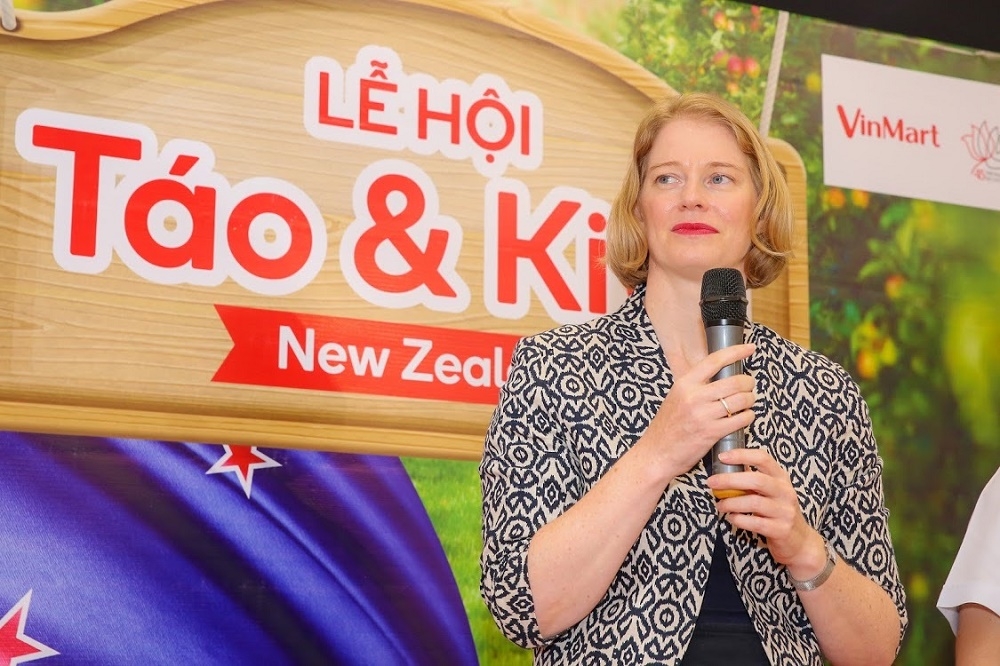 Đại sứ New Zealand thưởng thức táo và kiwi của đất nước mình ngay tại VinMart