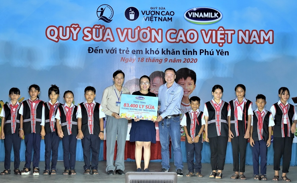 Quỹ sữa Vươn cao Việt Nam và Vinamilk trao tặng 83.400 ly sữa cho trẻ em có hoàn cảnh khó khăn tỉnh Phú Yên