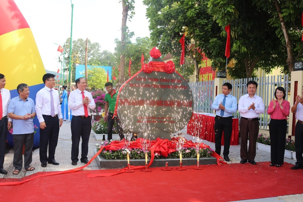 con duong nang buoc chan nguoi den non thieng yen tu