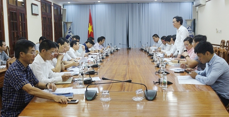 Deputy Minister Nguyen Dinh Toan works with People