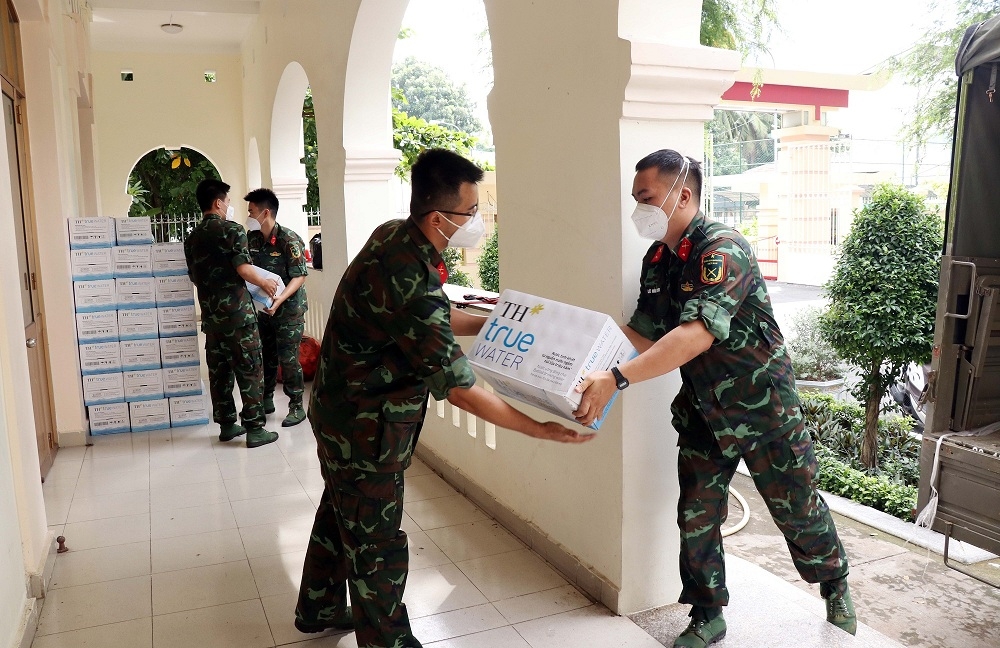 500.000 ly sữa tươi và đồ uống TH tiếp sức lực lượng quân đội và người dân khó khăn trong dịch Covid-19