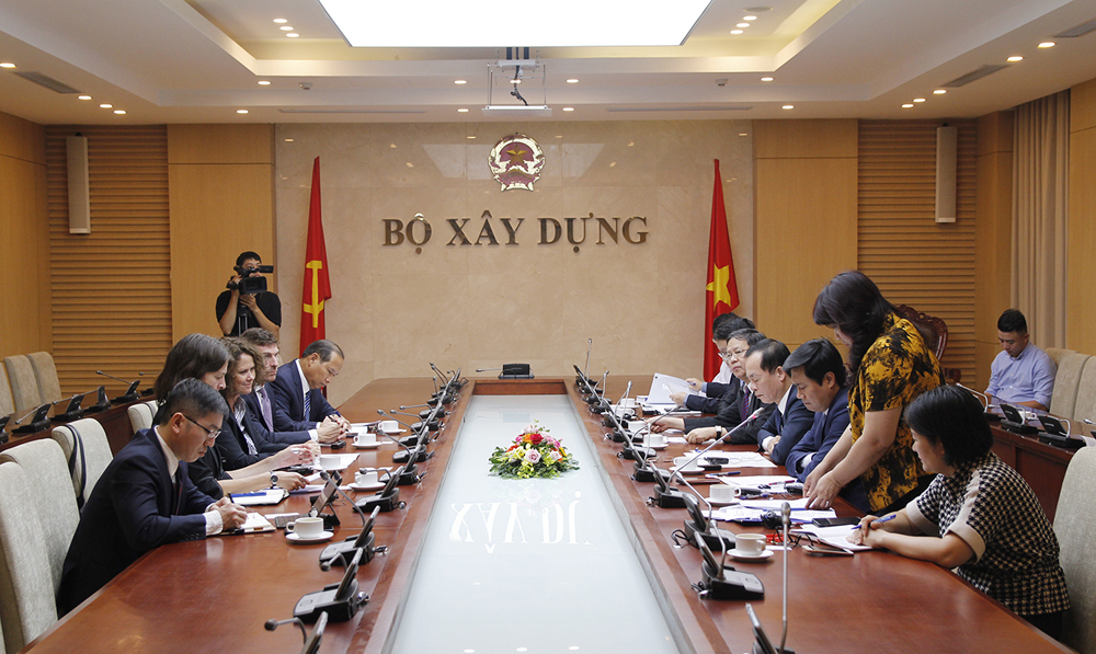 Minister of Construction works with World Bank Country Director in Vietnam