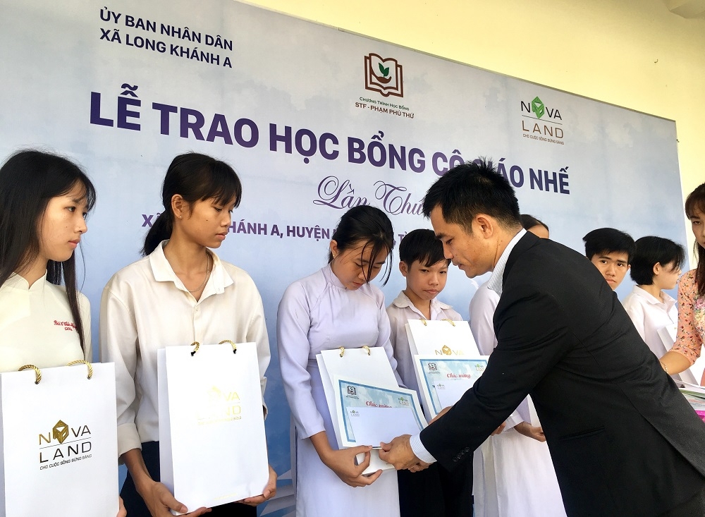 Nhẹ bớt lo toan nhờ có học bổng Cô giáo Nhế