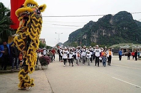 quang binh don chuyen bay va nhung vi khach du lich dau tien cua nam 2020