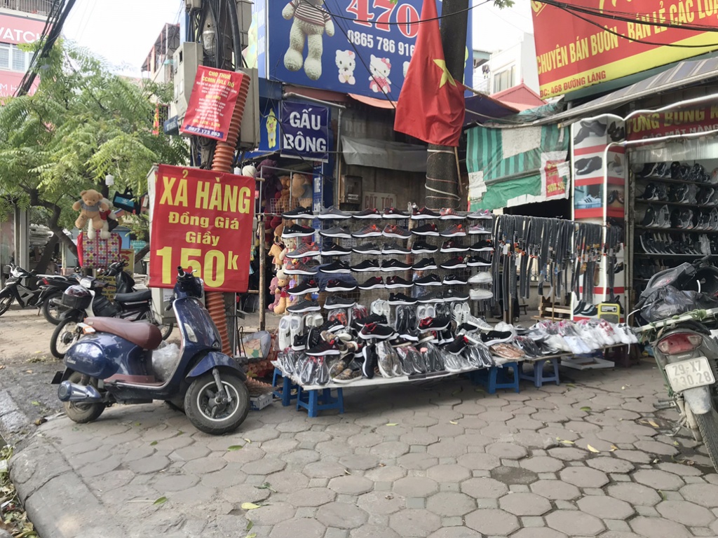 Hà Nội: Tình trạng lấn chiếm vỉa hè gia tăng dịp cận Tết