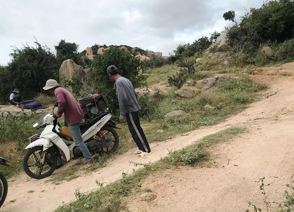 thuan nam ninh thuan can canh hien truong khai thac da trai phep tren nui