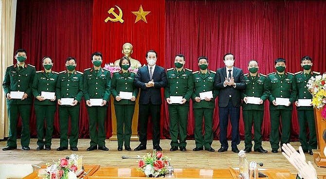 vinh phuc trao qua ho tro luc luong tuyen dau chong dich