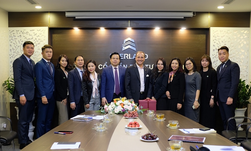 dai dien tap doan centara hotels resorts tham va lam viec tai crystal holidays