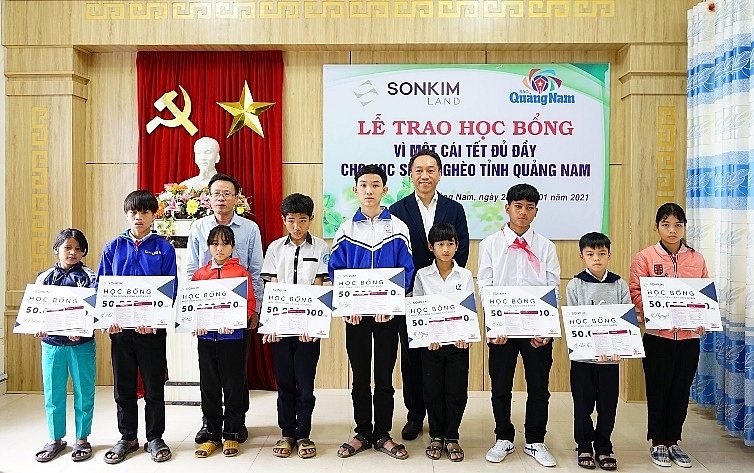 sonkim land trao hoc bong 1 ty dong cho hoc sinh ngheo quang nam don tet