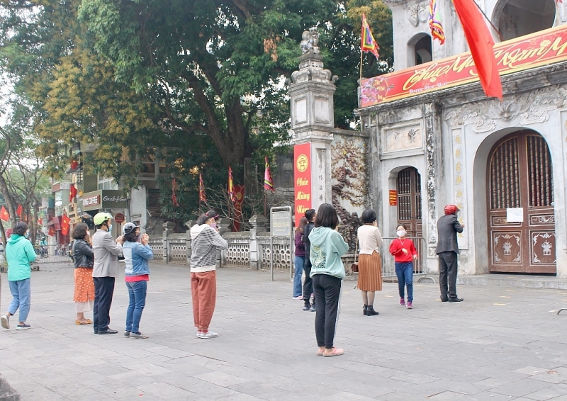 ha noi trong ngay dau tien thuc hien yeu cau dong cua hang quan ca phe di tich phong chong dich covid 19