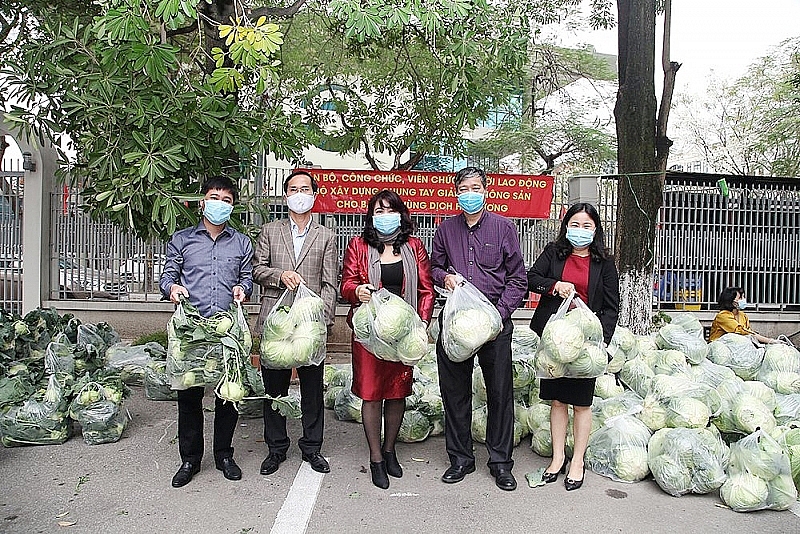 tu ky hai duong nguoi dan xa hung dao vui mung vi giai cuu duoc nong san