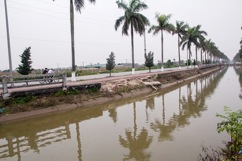 Đan Phượng (Hà Nội): Lan can bờ kênh mương sạt lở nhiều năm chưa được sửa chữa