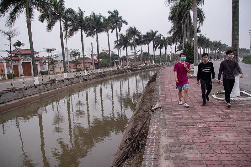 dan phuong ha noi lan can bo kenh muong sat lo nhieu nam chua duoc sua chua