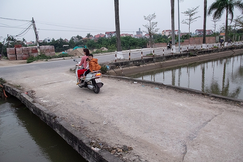 dan phuong ha noi lan can bo kenh muong sat lo nhieu nam chua duoc sua chua