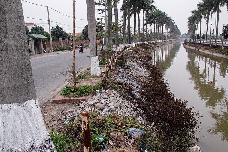 dan phuong ha noi lan can bo kenh muong sat lo nhieu nam chua duoc sua chua