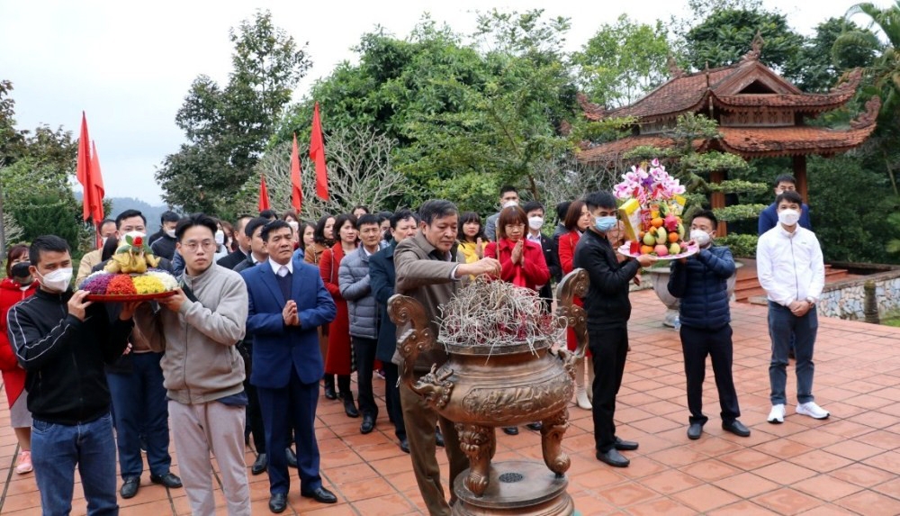 Cán bộ, phóng viên Báo Xây dựng dâng hương tưởng niệm Chủ tịch Hồ Chí Minh tại Khu di tích lịch sử ATK Định Hóa