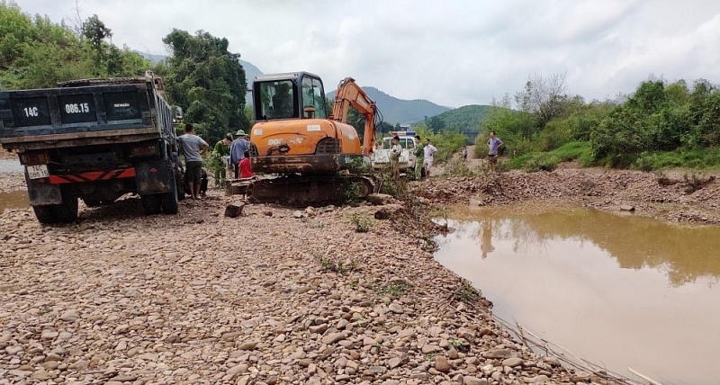 ba che quang ninh bat giu doi tuong khai thac dat trai phep chuyen con nhieu bat cap