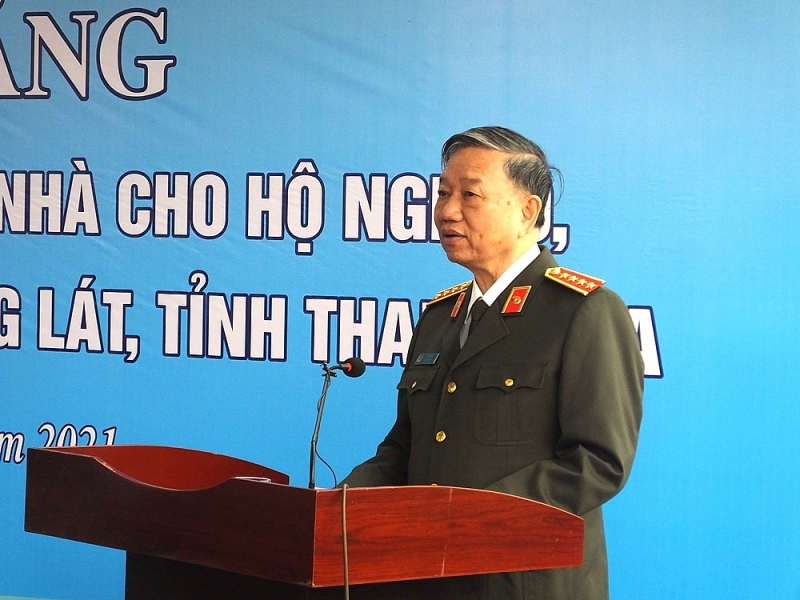 thanh hoa trao nha mau trong goi ho tro 30 ty dong cho ba con ngheo vung bien muong lat