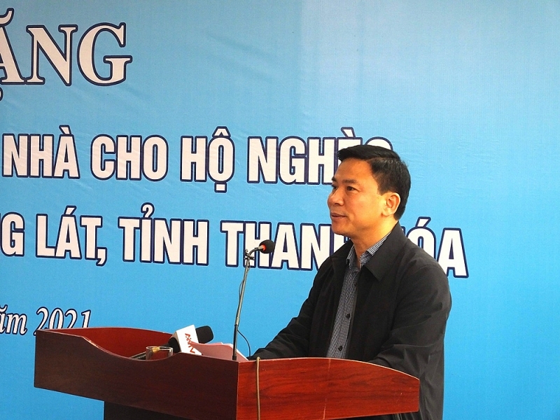 thanh hoa trao nha mau trong goi ho tro 30 ty dong cho ba con ngheo vung bien muong lat