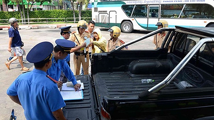 ha noi thu hoi van ban cam nguoi va phuong tien ra vao thanh pho