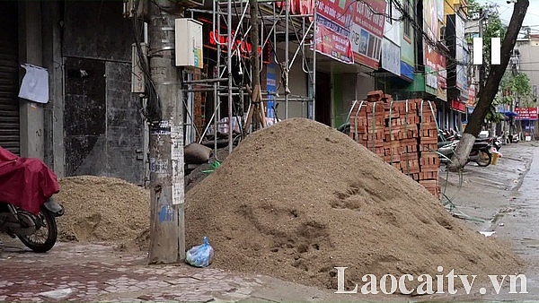 lao cai vat lieu xay dung de tran lan tren via he long duong