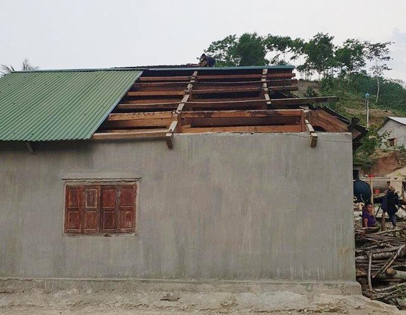 nghe an mua da kem loc xoay lam hang tram ngoi nha bi toc mai hu hong