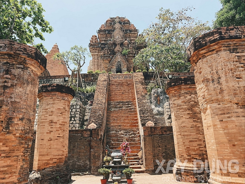 thap ba ponagar di san doc dao giua long thanh pho