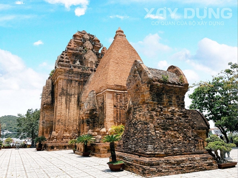 thap ba ponagar di san doc dao giua long thanh pho