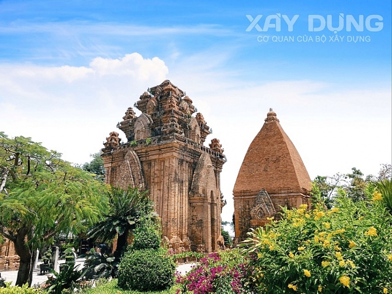 thap ba ponagar di san doc dao giua long thanh pho