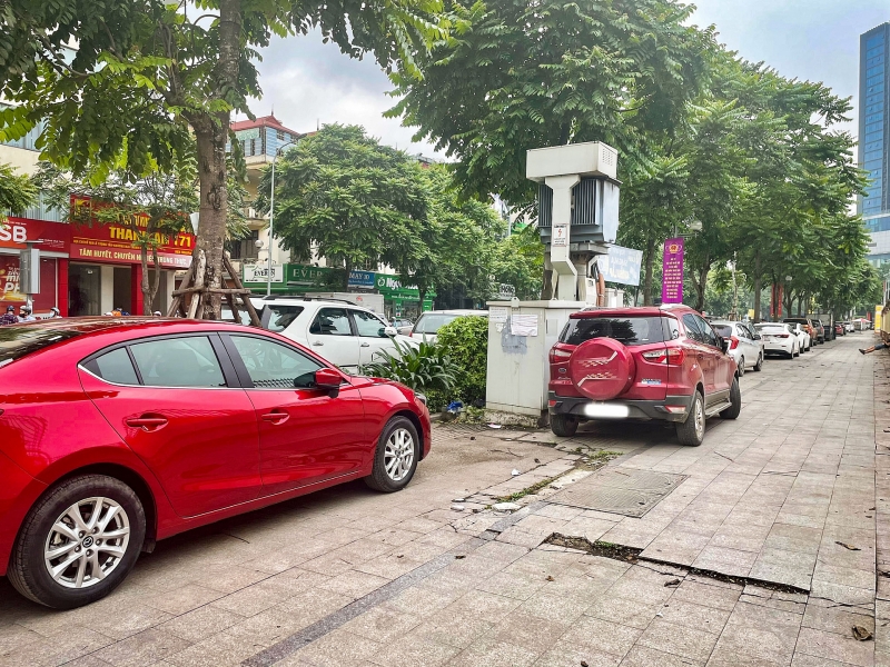 ha noi phuong tien giao thong dau do len via he khien da lat vo nat xuong cap