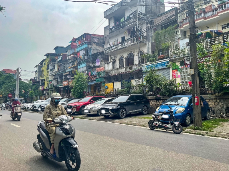 ha noi phuong tien giao thong dau do len via he khien da lat vo nat xuong cap