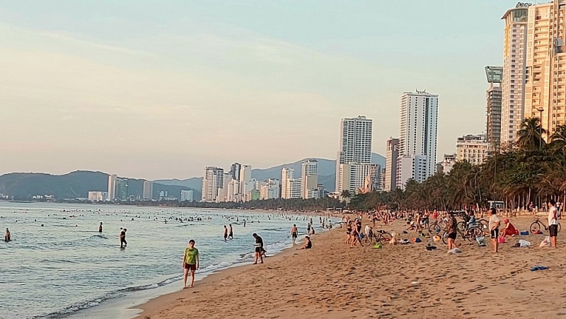 khanh hoa cho phep nguoi dan va du khach tam bien tro lai