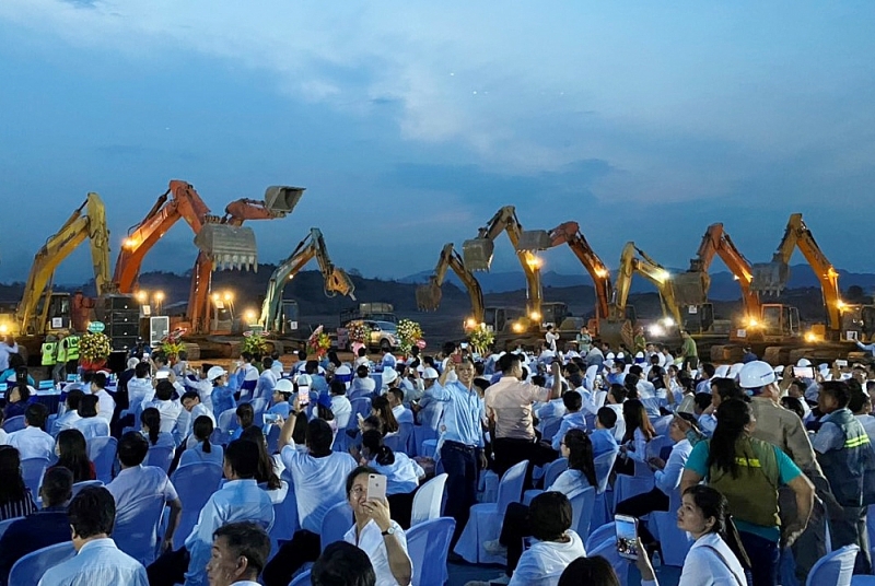 trung nam group phat dong chien dich 102 ngay dem hoan thanh duong day truyen tai dien 500kv