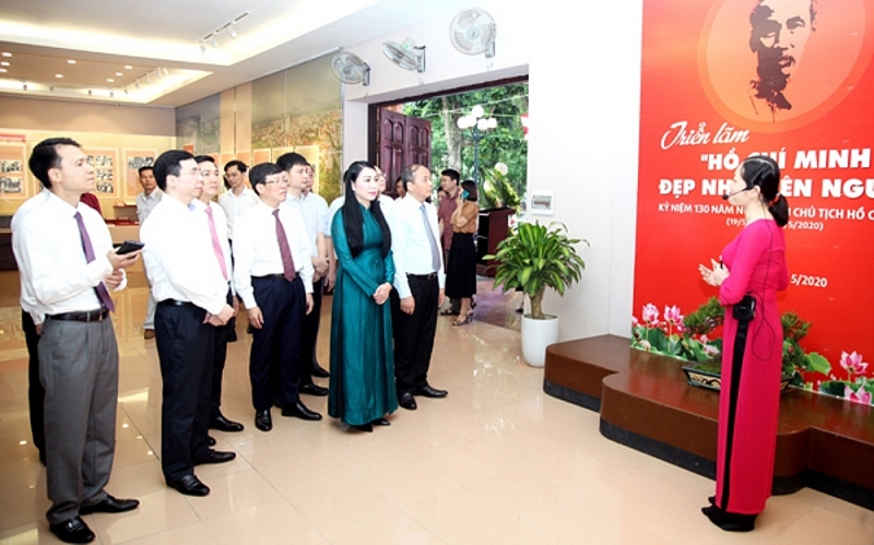 vinh phuc khai mac trien lam ho chi minh dep nhat ten nguoi