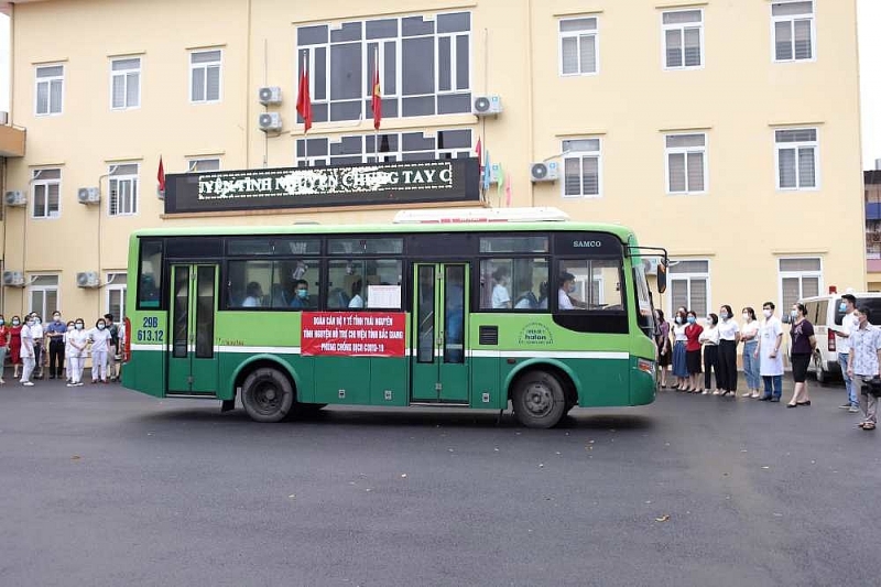 thai nguyen hang tram y bac sy tiep tuc len duong ho tro bac giang chong dich covid 19