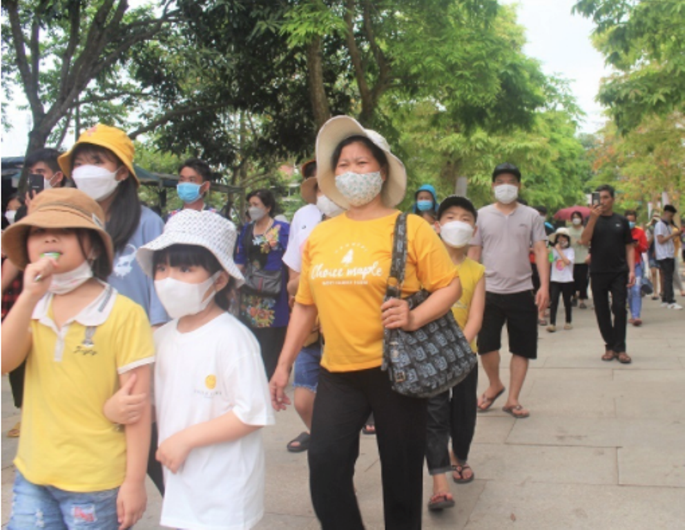 nghe an hang van du khach ve tham que bac trong dip nghi le