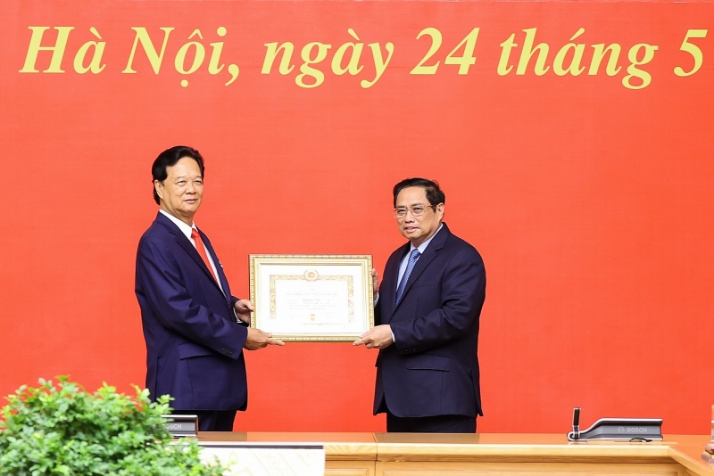 trao huy hieu 55 nam tuoi dang tang nguyen thu tuong nguyen tan dung