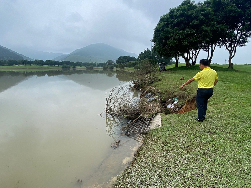 vinh phuc sap tuong rao san golf tam dao nuoc tran vao nha dan gay thiet hai tai san